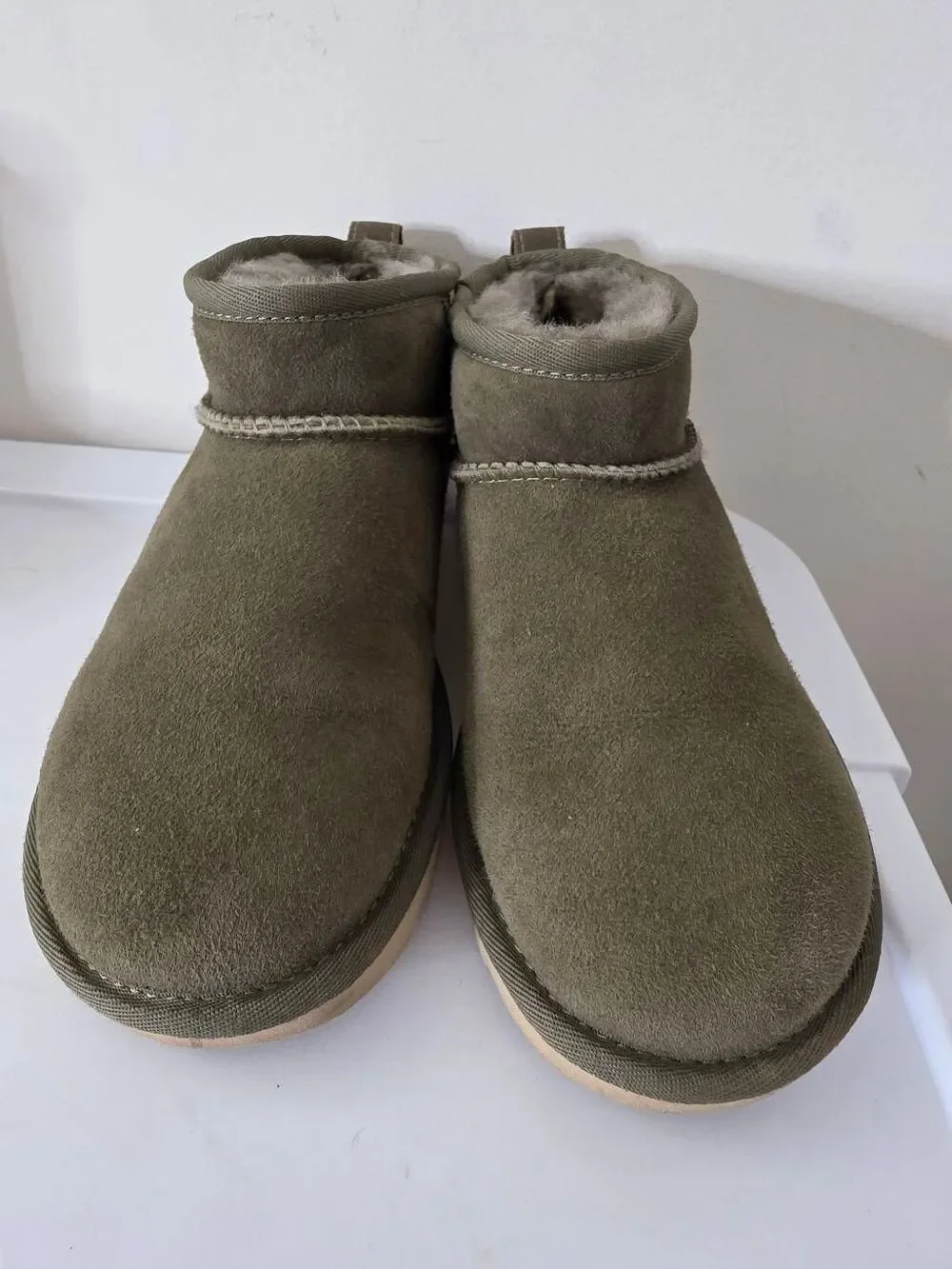 UGG Women's Classic Ultra Mini Winter Boots US 6